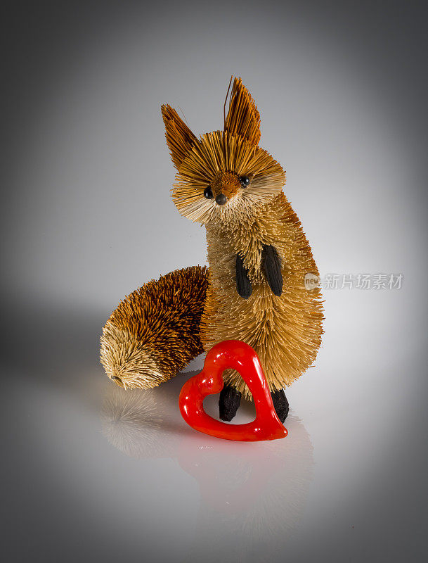 红玻璃狐狸小雕像，情人节的心。