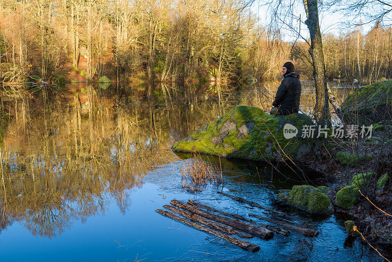 徒步旅行者享受森林河流景观