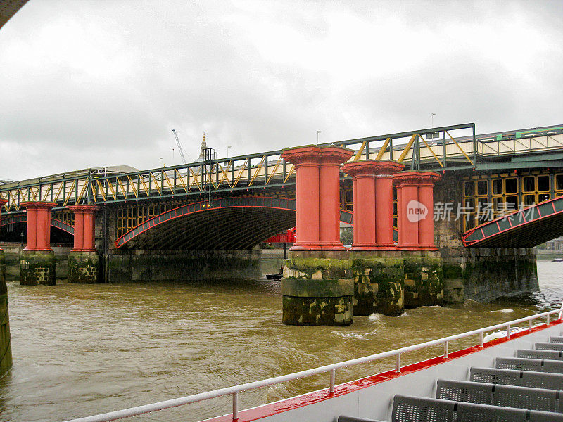 英国伦敦泰晤士河黑衣修士桥