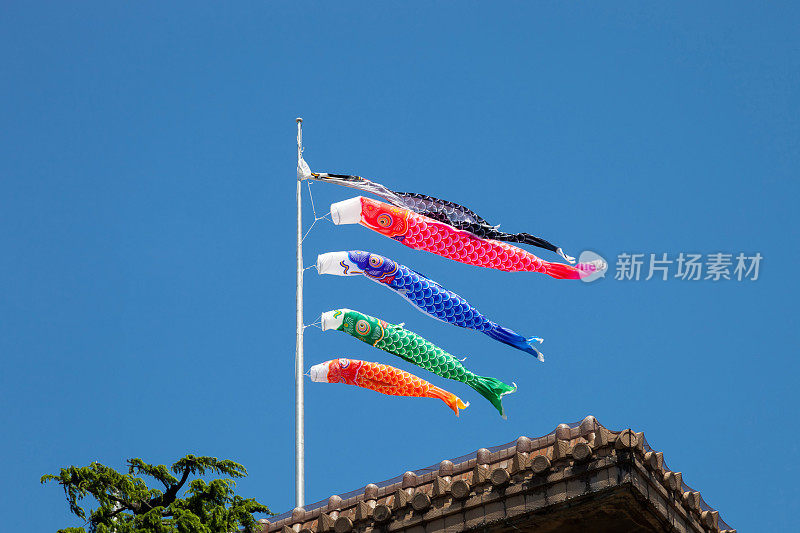 蓝色的天空背景为儿童节日本国旗