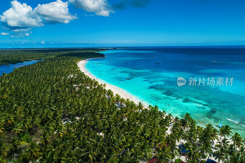 热带岛屿海滩鸟瞰图，多米尼加共和国