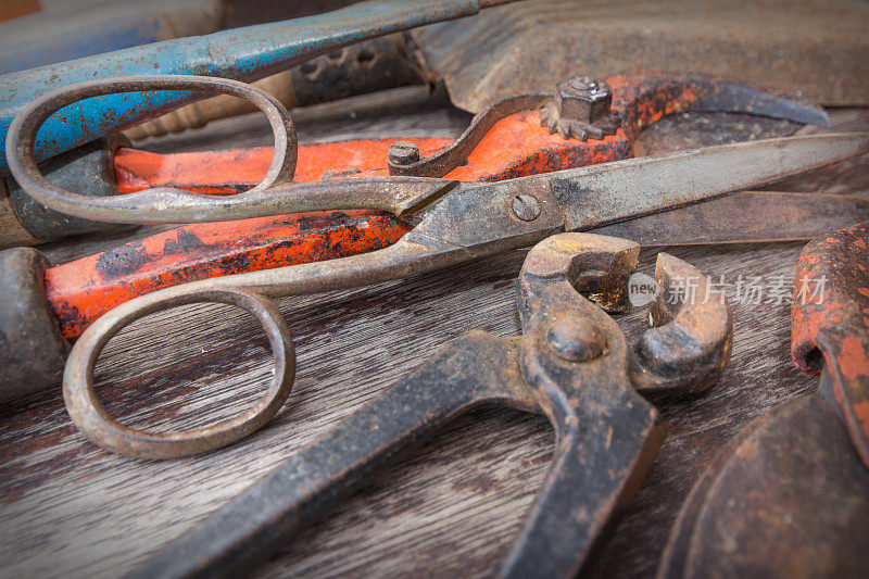 生锈的旧工具-木制背景上的老式园艺工具