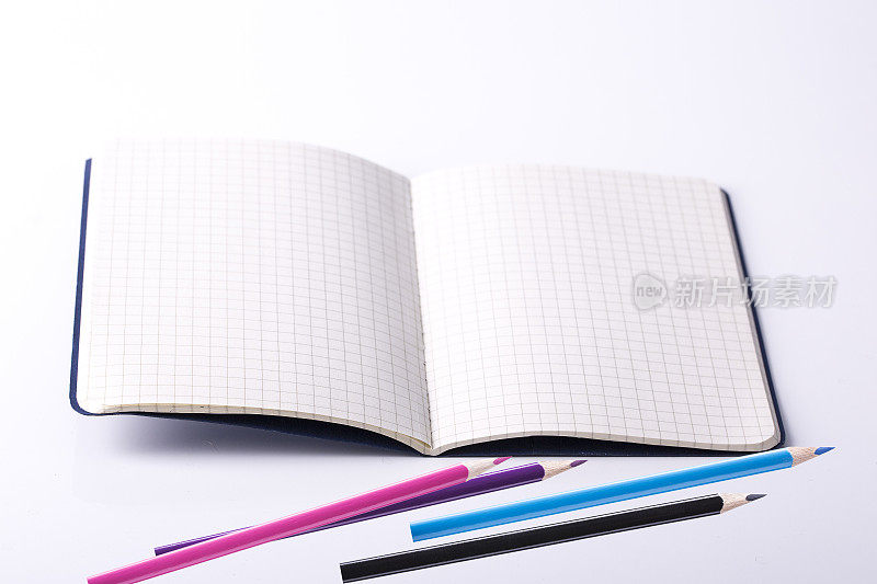 记事本和铅笔。的概念。副本的空间,