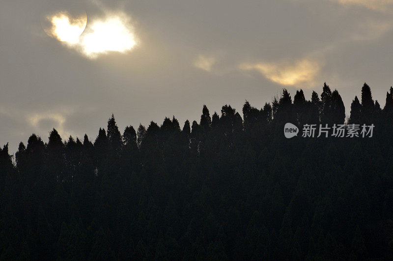 夕阳中的龙泉山