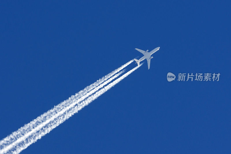 白色大型客机三引擎航空机场航迹云。