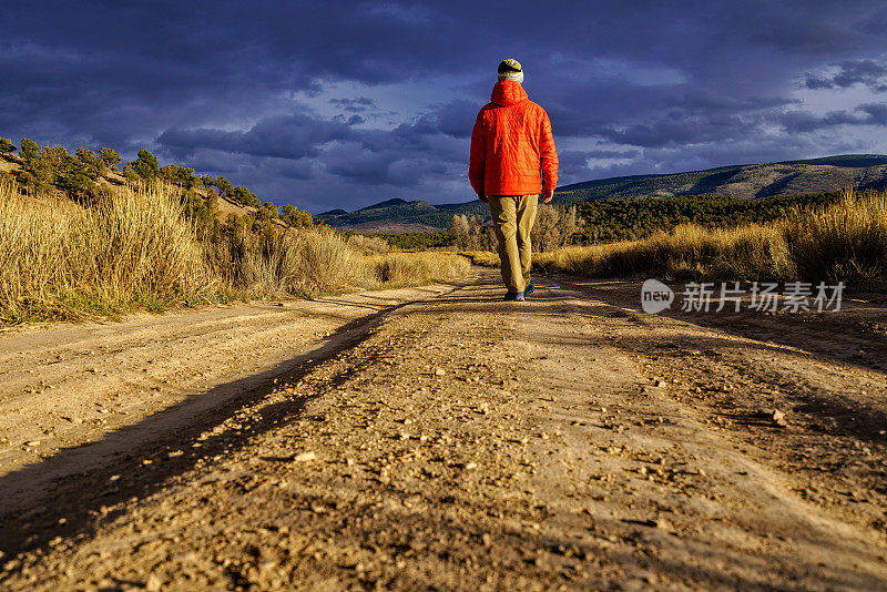 一个人走在土路上