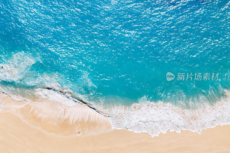 鸟瞰图热带沙滩和蓝色的海洋