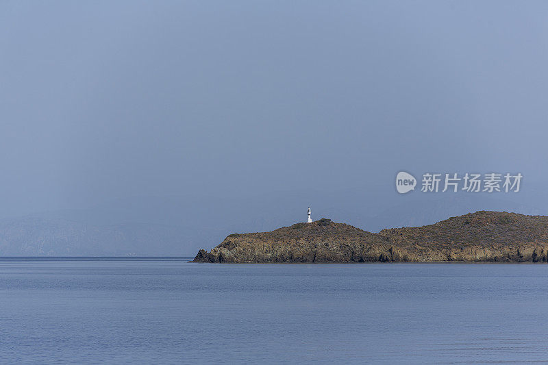 位于土耳其博德鲁姆格拉的爱琴海戈科娃湾岩石岛屿上的海灯