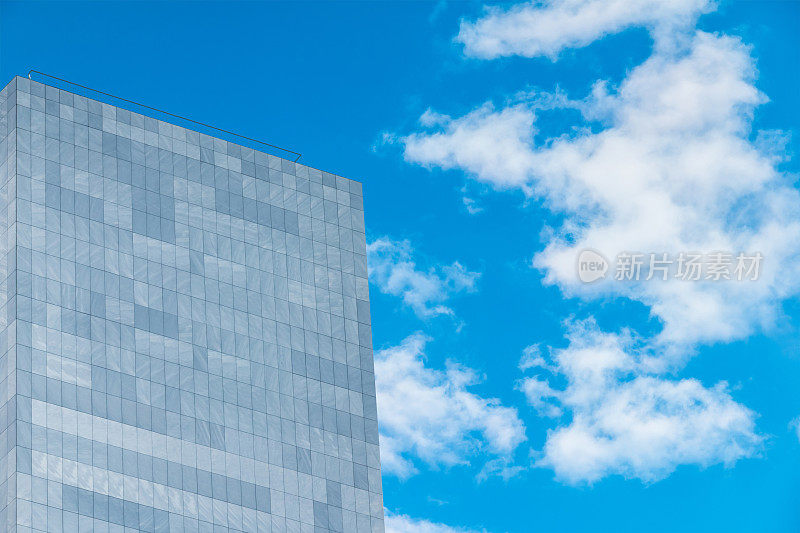 以天空为背景的现代建筑的墙壁