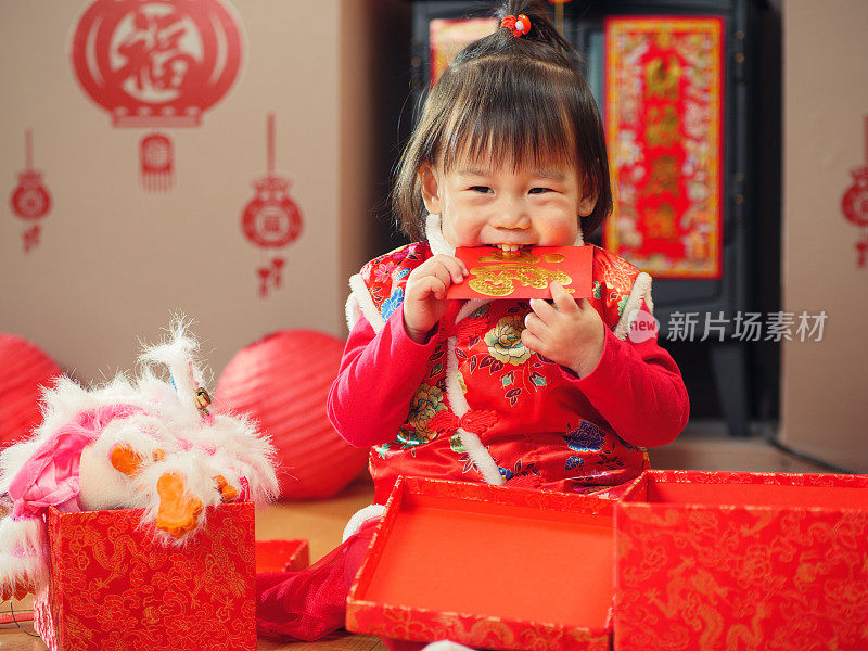 女婴庆祝中国新年