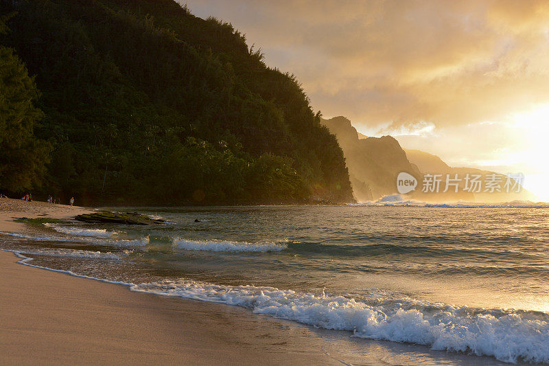 美丽的纳帕利海岸日落在科伊海滩在考艾岛北岸