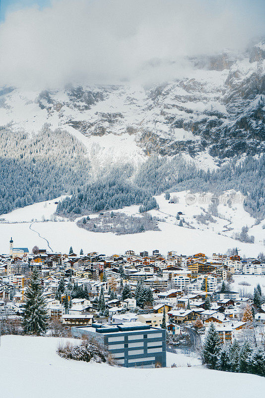 风景优美的小镇在瑞士山区
