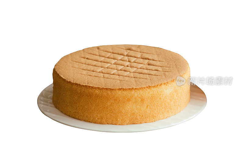自制雪纺或海绵蛋糕在白色盘子上，白色孤立的背景与剪切路径。以自制烘焙的概念呈现泡沫型蛋糕，使之柔软爽口，香味鲜美。