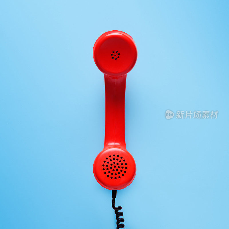 红色电话在复古风格的蓝色背景。