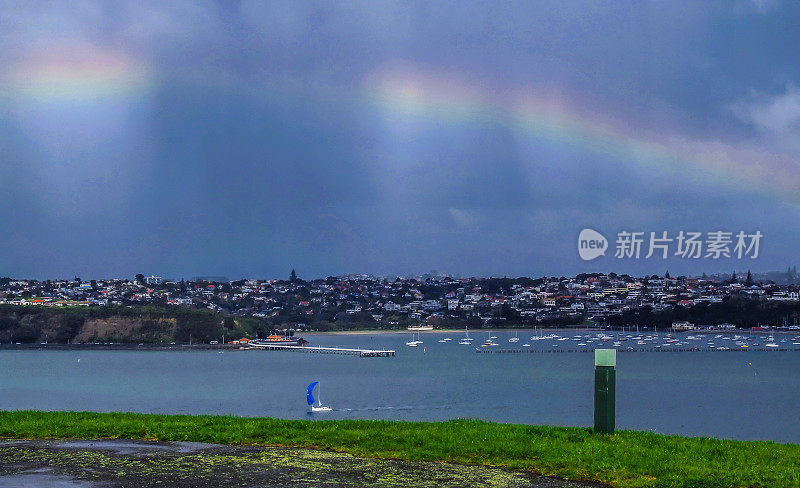 纽西兰奥克兰德文波特港，色彩缤纷的一天
