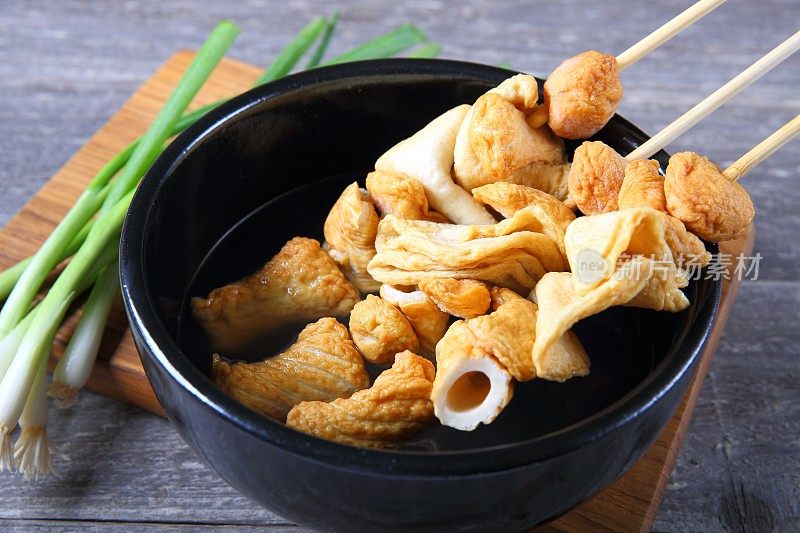 鱼饼串在碗里