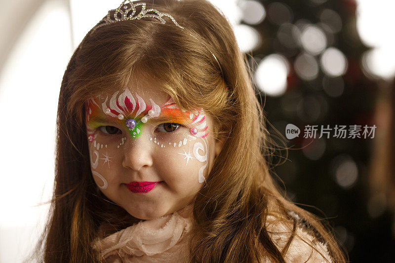 一个脸上涂着油彩的小女孩的肖像