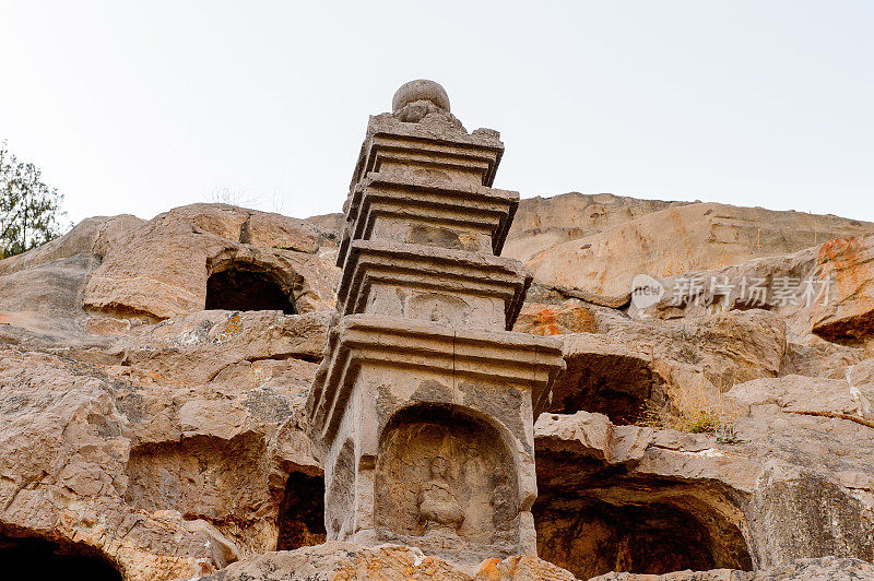 龙门石窟(龙门石窟)或龙门石窟。联合国教科文组织世界遗产，有成千上万的佛像和他的弟子