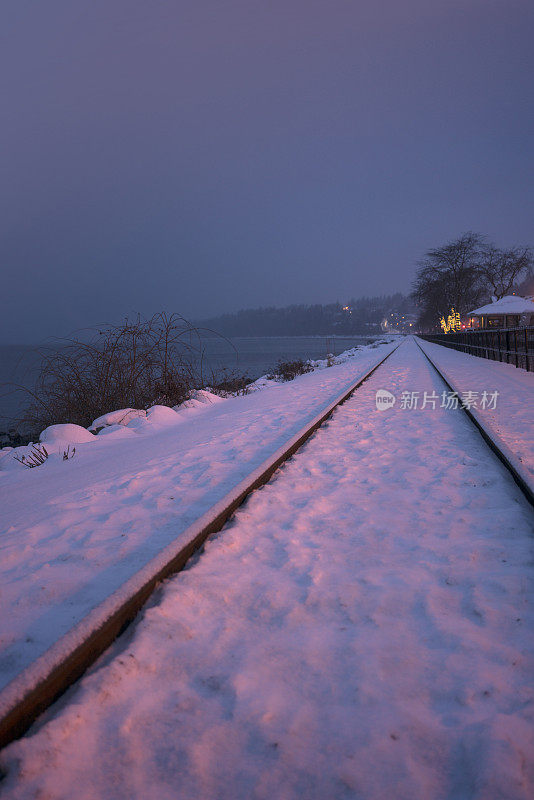 雪地铁路沿海，垂直