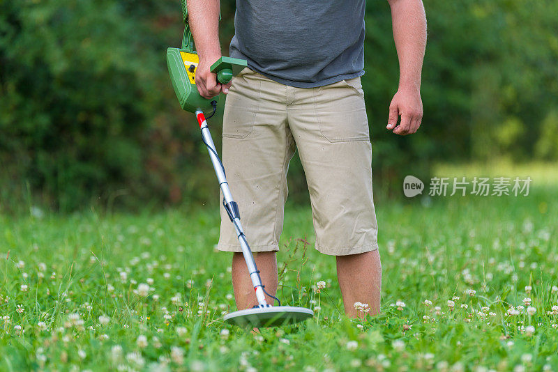 带着金属探测器的人