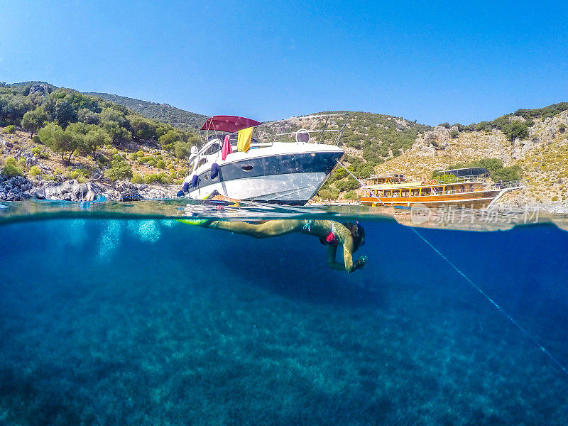 Göbün湾在Göcek。漂浮在海底的女士。