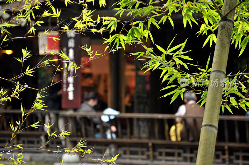 竹子和中国灯笼挂在一座中国传统的桥上，成都锦里是中国四川成都的著名旅游景点。
