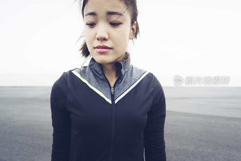 沉思的女人俯视天空的肖像