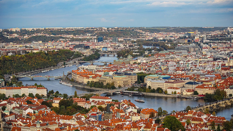 鸟瞰图与红色屋顶的老城在布拉格，捷克共和国。伏尔塔瓦河河。捷克共和国老城全景。