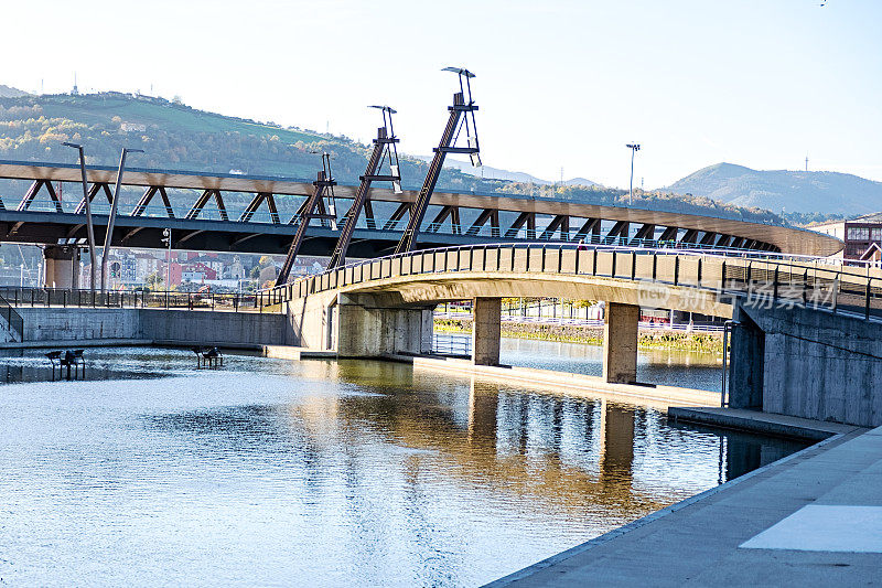西班牙城市。毕尔巴鄂Nervion河上的一座桥