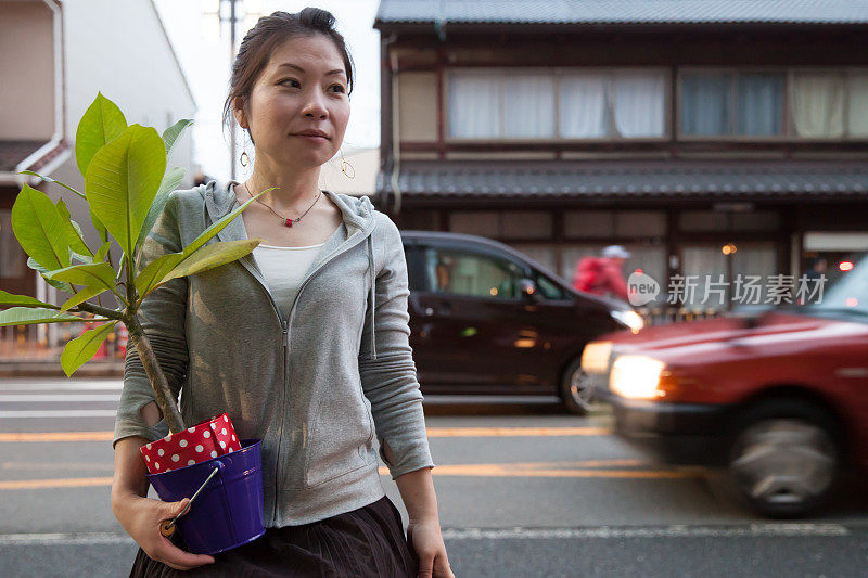 女人带着植物