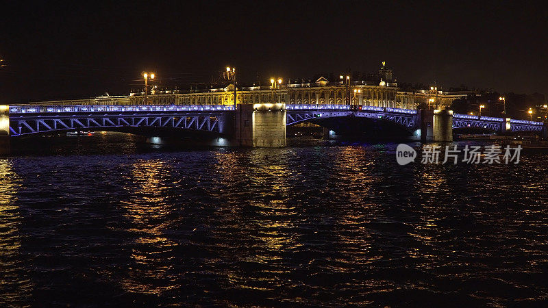 夜间在河上有照明的桥