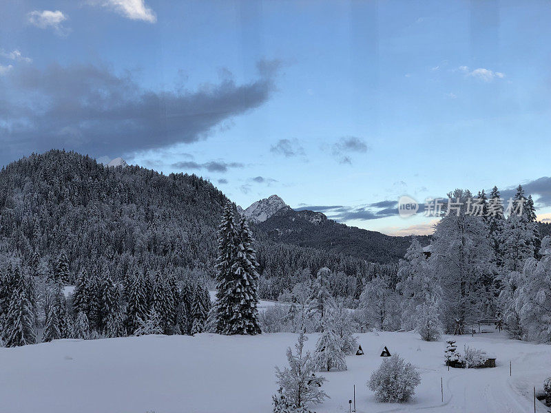 在欧洲阿尔卑斯山脉，冰雪覆盖的冬季景观和森林