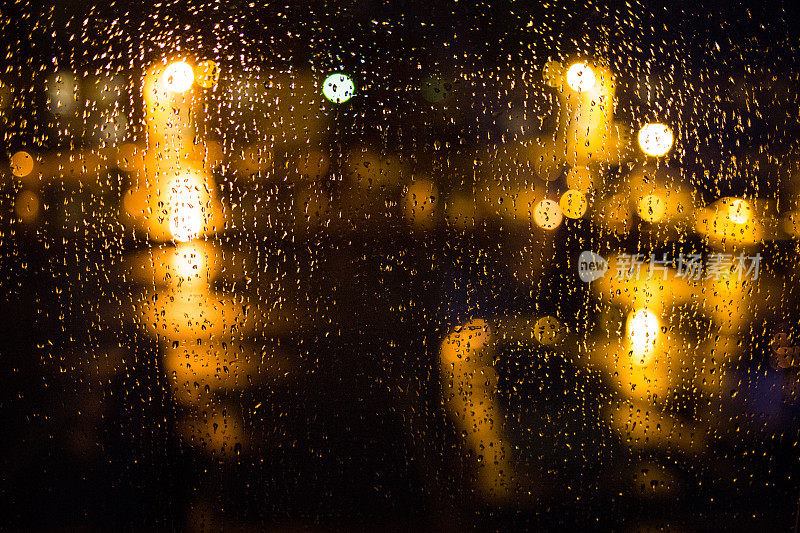 雨滴落在窗户上。宁静的夜晚