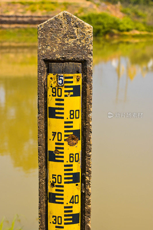 水位计在河流中警告水量和风险的水管理。