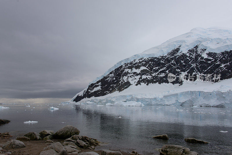 南极冰川海滩