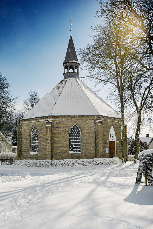 白雪覆盖的丹麦纽德教堂