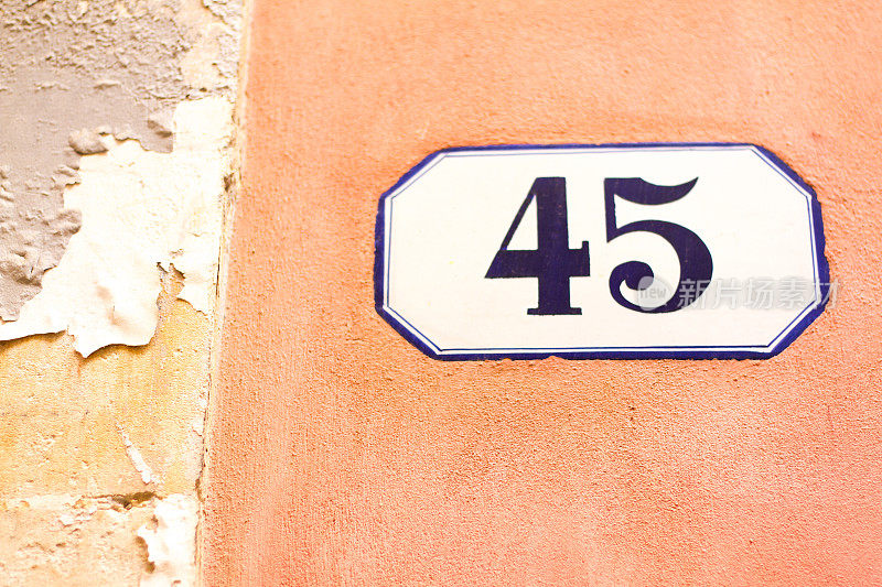 意大利:陶瓷45号街道地址瓷砖;粉色的墙