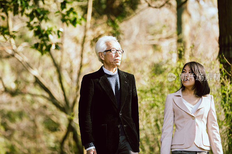 亚洲夫妇灰色头发的年长和休闲穿女人谁是走在公园