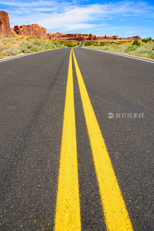 蜿蜒的犹他州公路，群山，双黄线