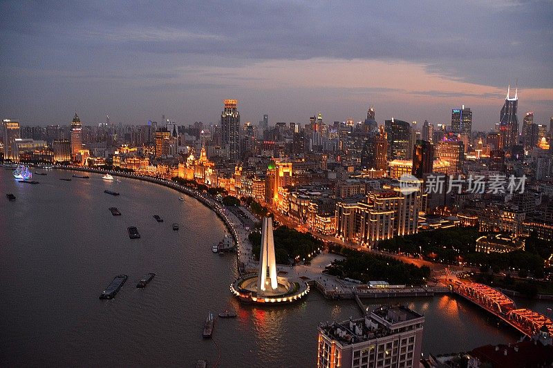 黄昏时分，中国上海外滩全景