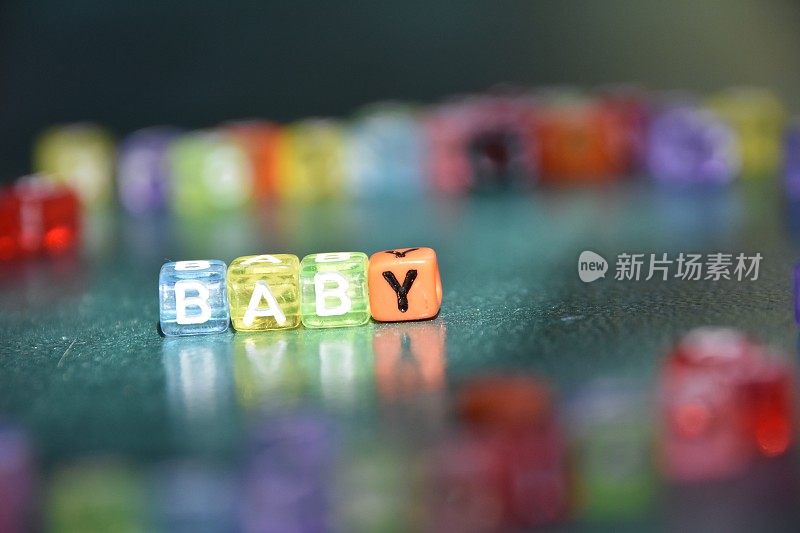 单词BABY是由字母立方体组成的