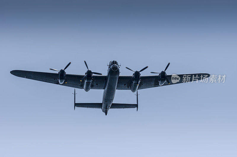 第二次世界大战的阿夫罗·兰开斯特轰炸机正从头顶飞过
