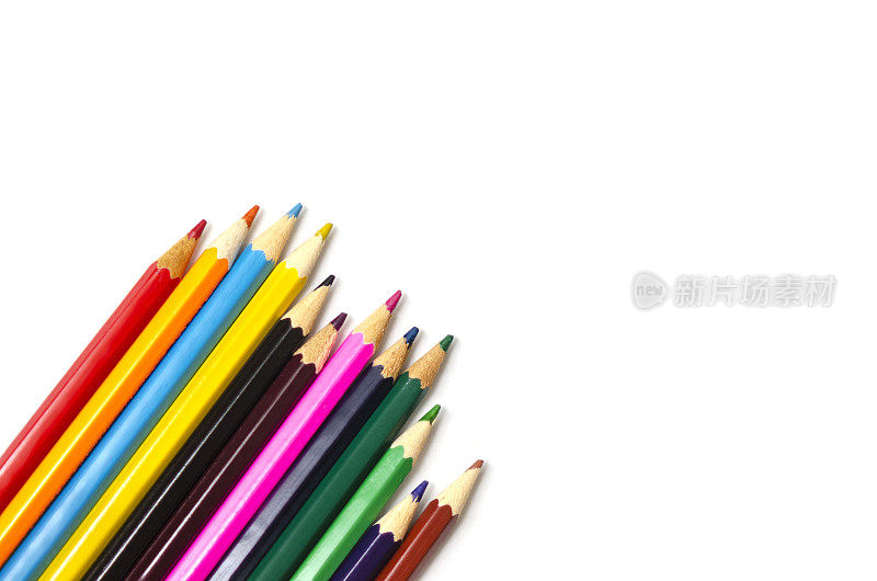 在白色背景上排成一排彩色铅笔