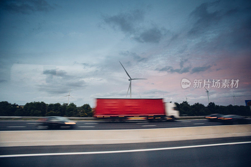卡车在高速公路上风力涡轮机的背景