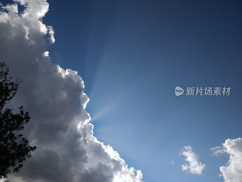 卢天空和白云的背景