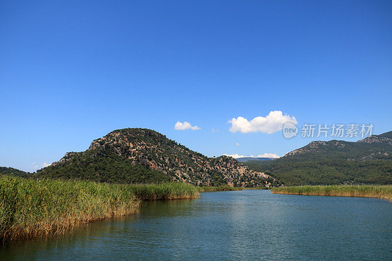 山水有山有河