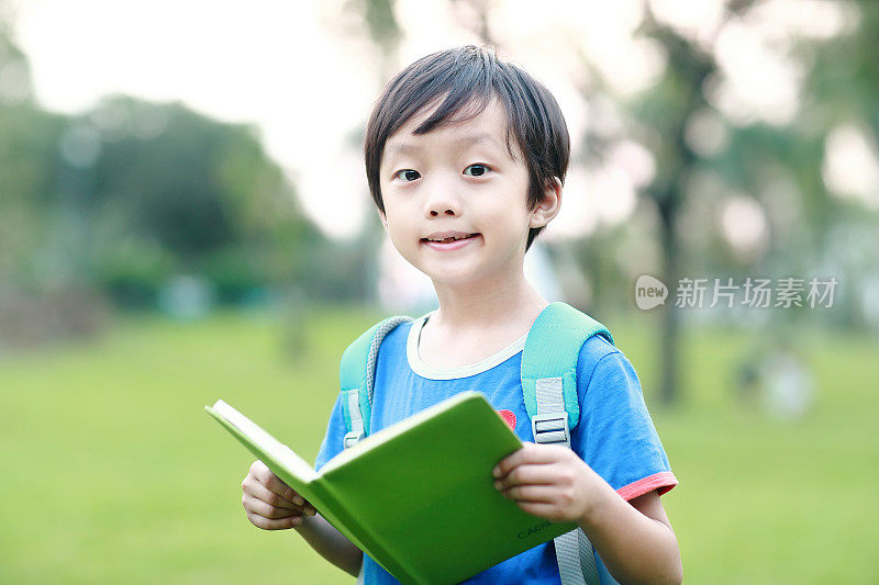 小男孩去上学