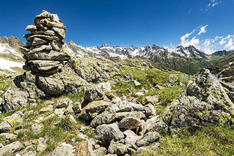 瑞士阿尔卑斯山上的石人徒步旅行