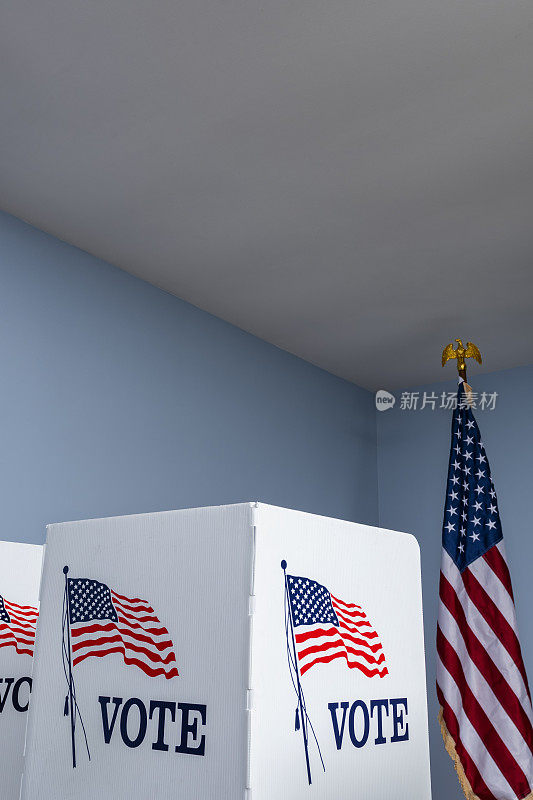 投票站里空无一人，挂着美国国旗