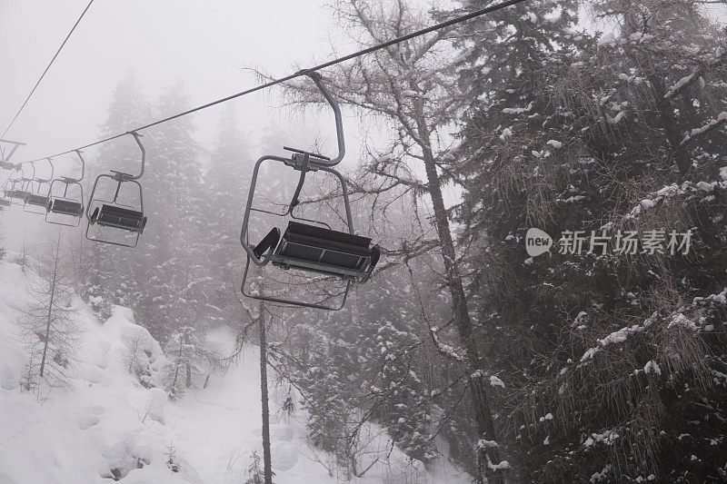 在美丽的奥地利山区的缆车上的空椅子